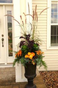 28 Coolest Ideas to Create Fall Planters Outside Front Door