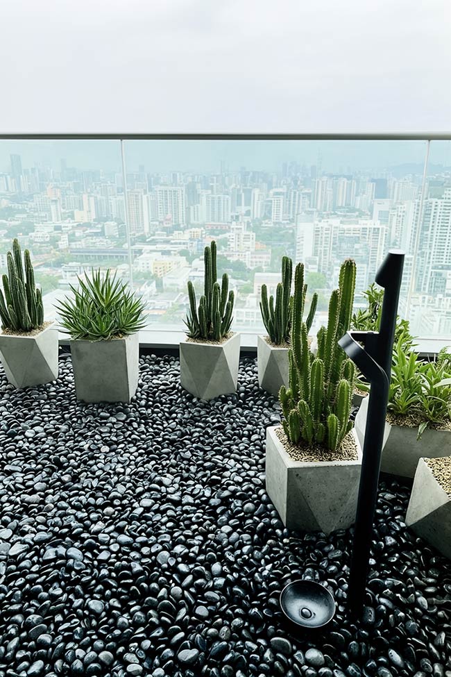 Modern Skyline Views with a Minimalist Pebble Rock Garden